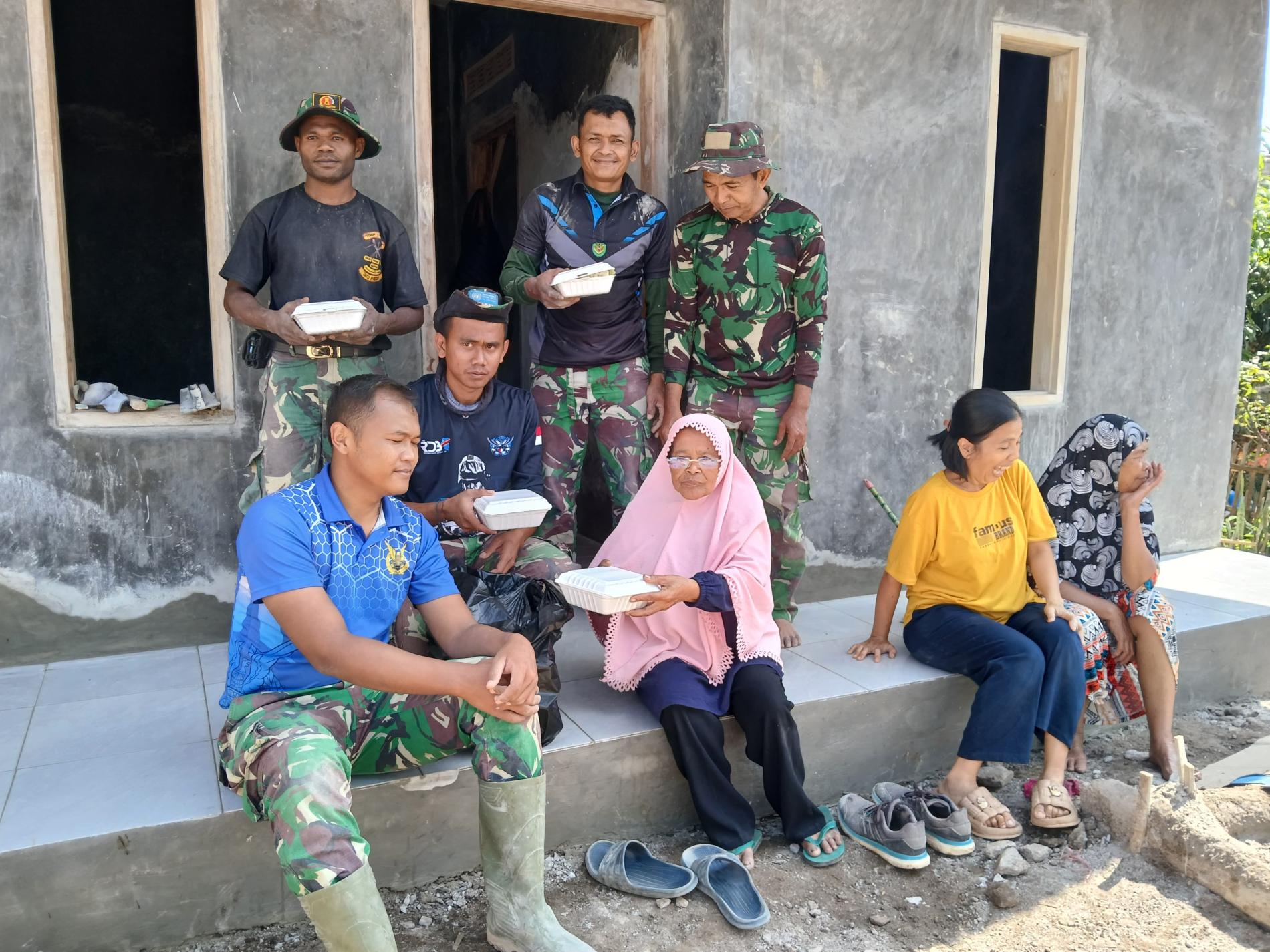 Keberkahan di Kampung Buleud, Desa Cinta Damai: Ibu Hajah Dede Bagikan Nasi Box untuk Personil TMMD ke-120
