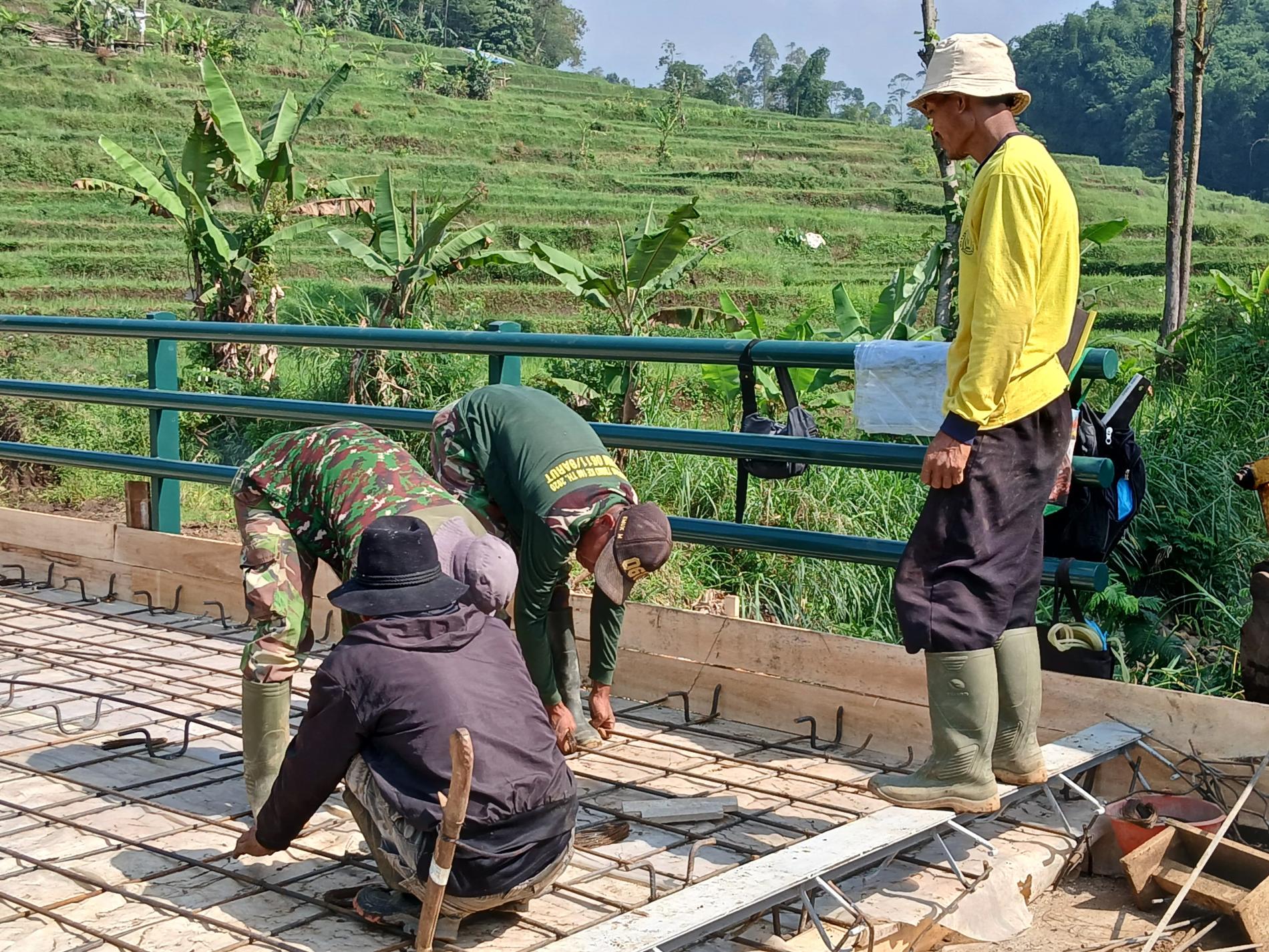 Ketangguhan Satgas TMMD ke-120: Pengecoran Jembatan Menuju Kemajuan Desa Cintadamai