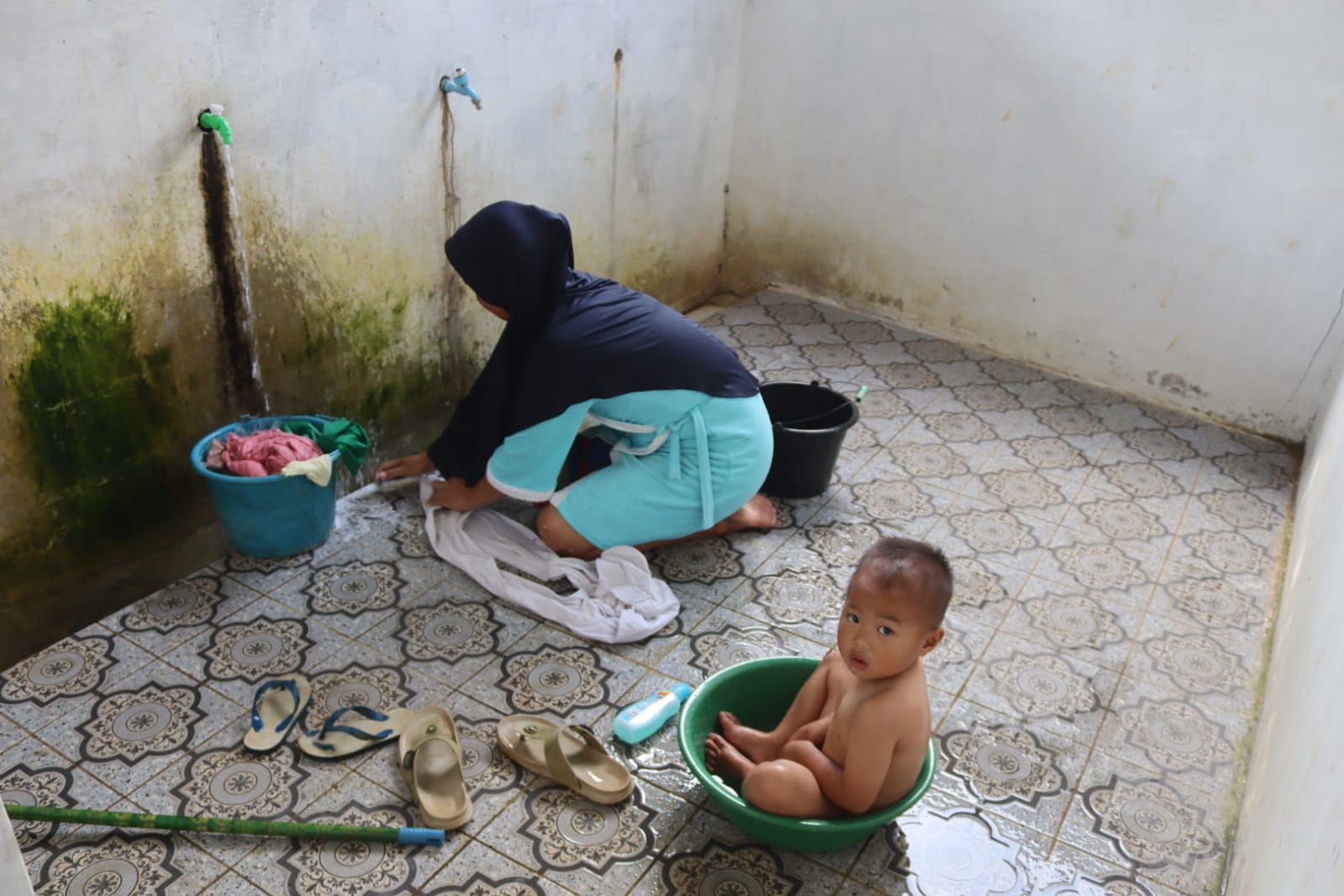 Berkat Sumur Bor TNI, Emak Nengsih dan Warga Kampung Harinem Kini Bisa Hidup Lebih Sehat