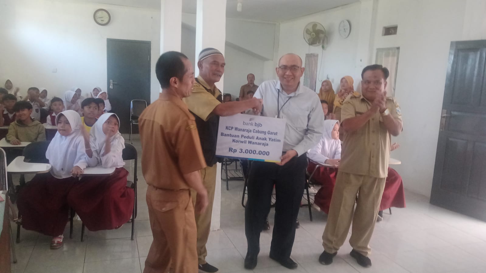 Sebanyak 302 Anak Yatim di Korwil Wanaraja Menerima Santunan BJB KCP Wanaraja