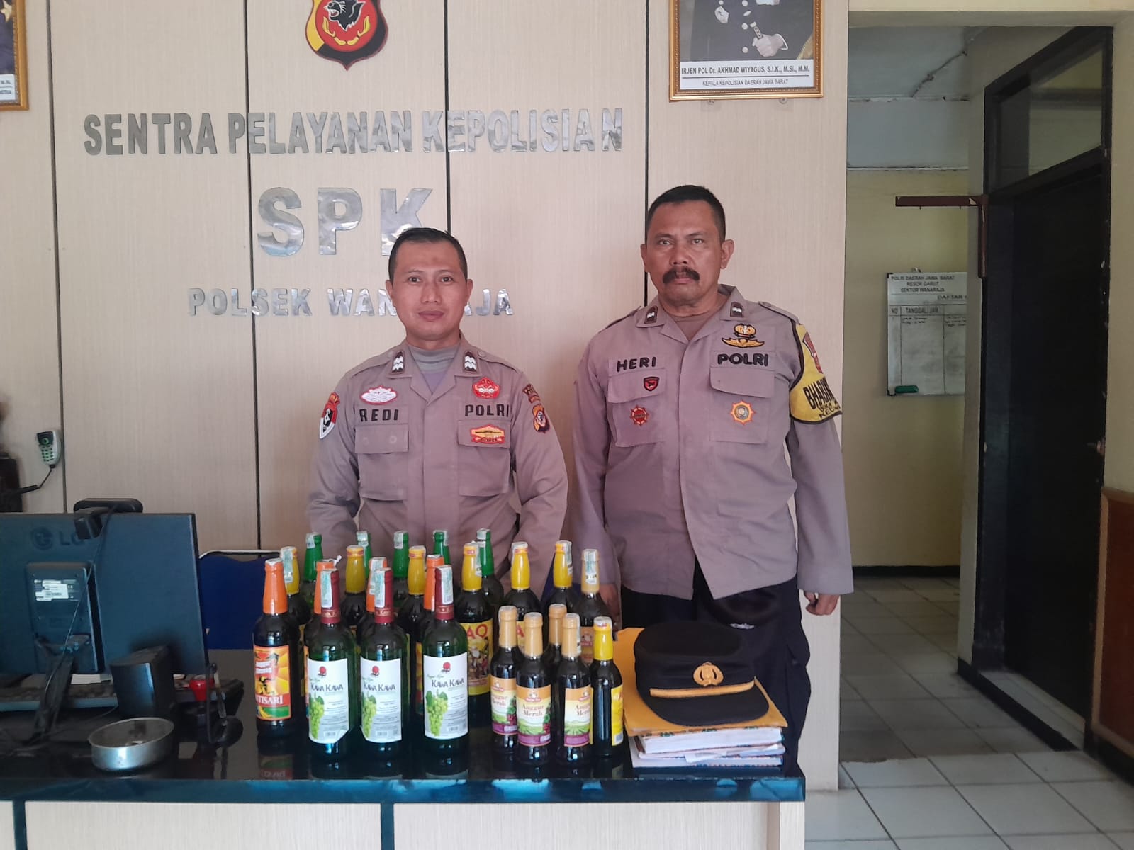 Polsek Wanaraja Amankan 24 Botol Miras dalam Operasi Cipta Kondusif