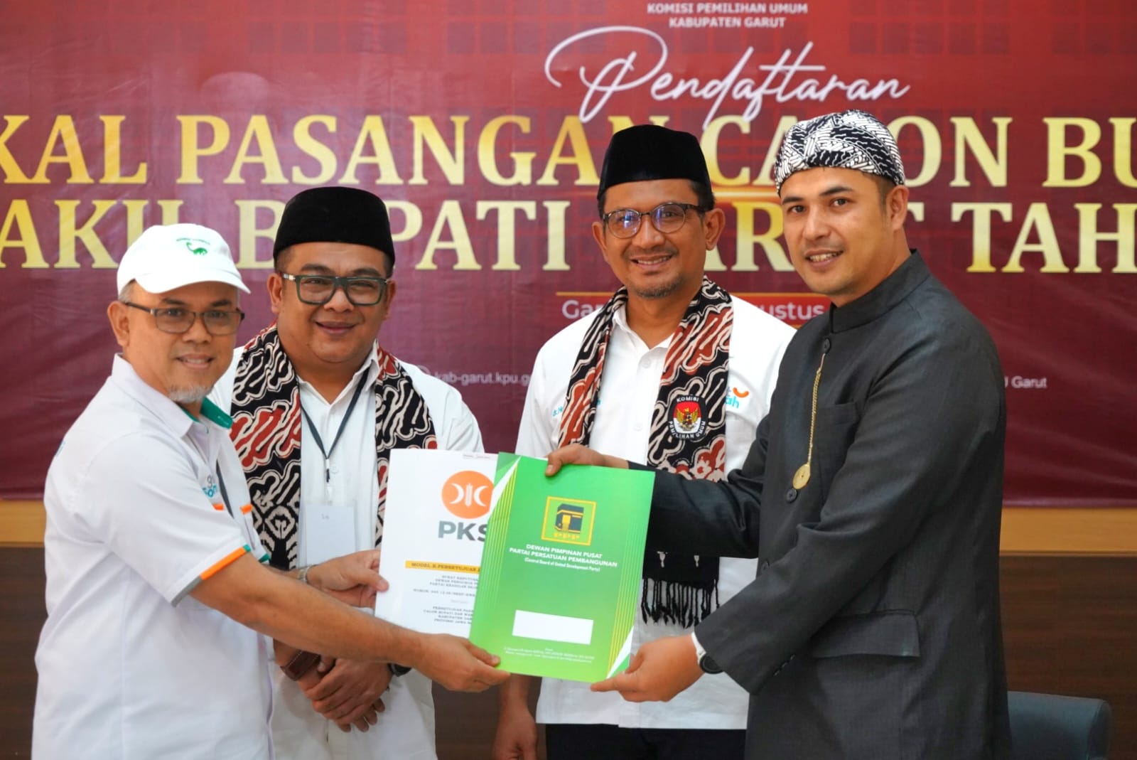 Pilkada Garut 2024: Bapaslon Helmi-Yudi Pertama Daftar ke KPU