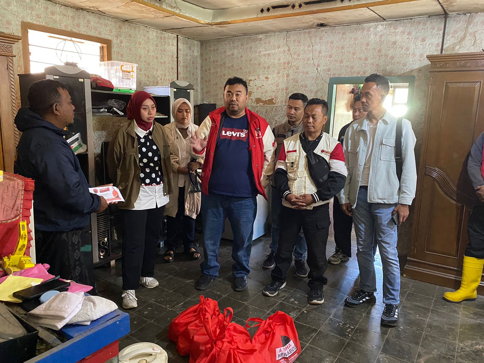 Ketua DPC PDI Perjuangan Kabupaten Garut, Yudha Puja Turnawan Bersama Putri Karlina Blusukan ke Kampung Terdampak Gempa 