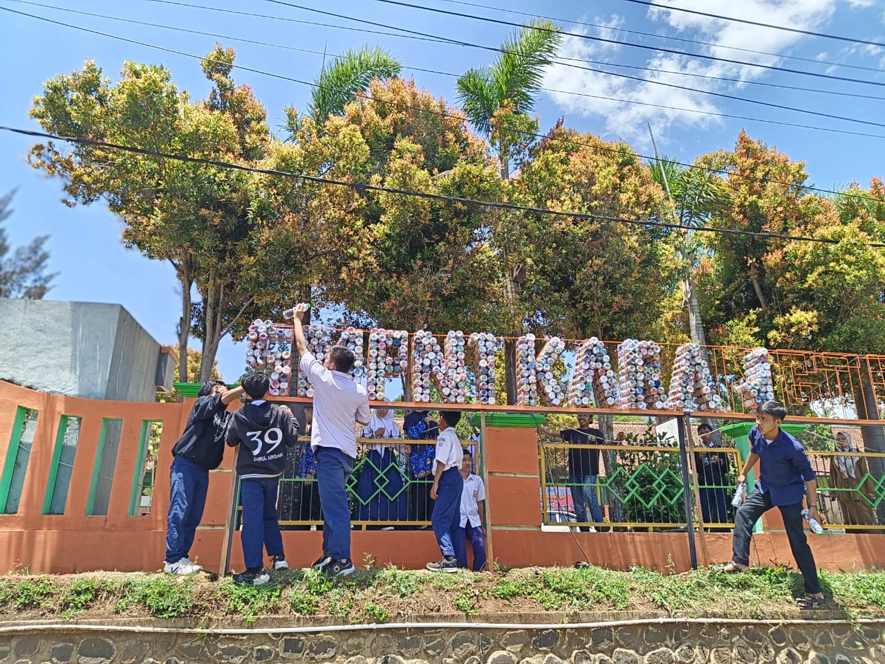 SMPN 1 Karangtengah Kelola Sampah Plastik Menjadi Bernilai Positif