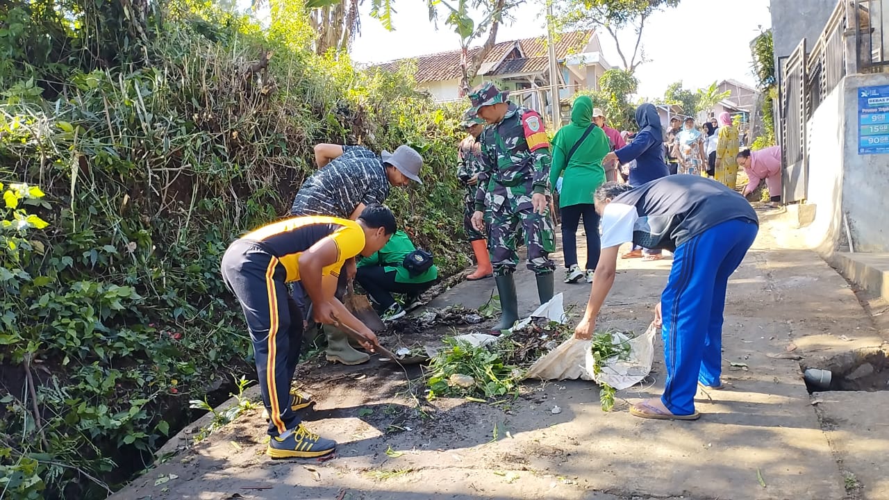 Sinergitas TNI – Polri Polsek Cilawu Bersama Koramil 1114 Lakukan Kegiatan Jumat Bersih