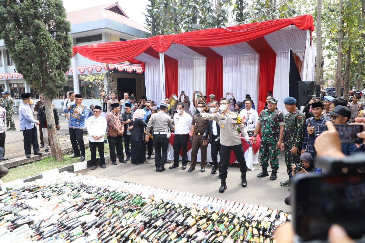 Polres Garut Musnahkan Ribuan Botol Miras dan Knalpot Tidak Standar Hasil Operasi Penyakit Masyarakat Tahun 2024