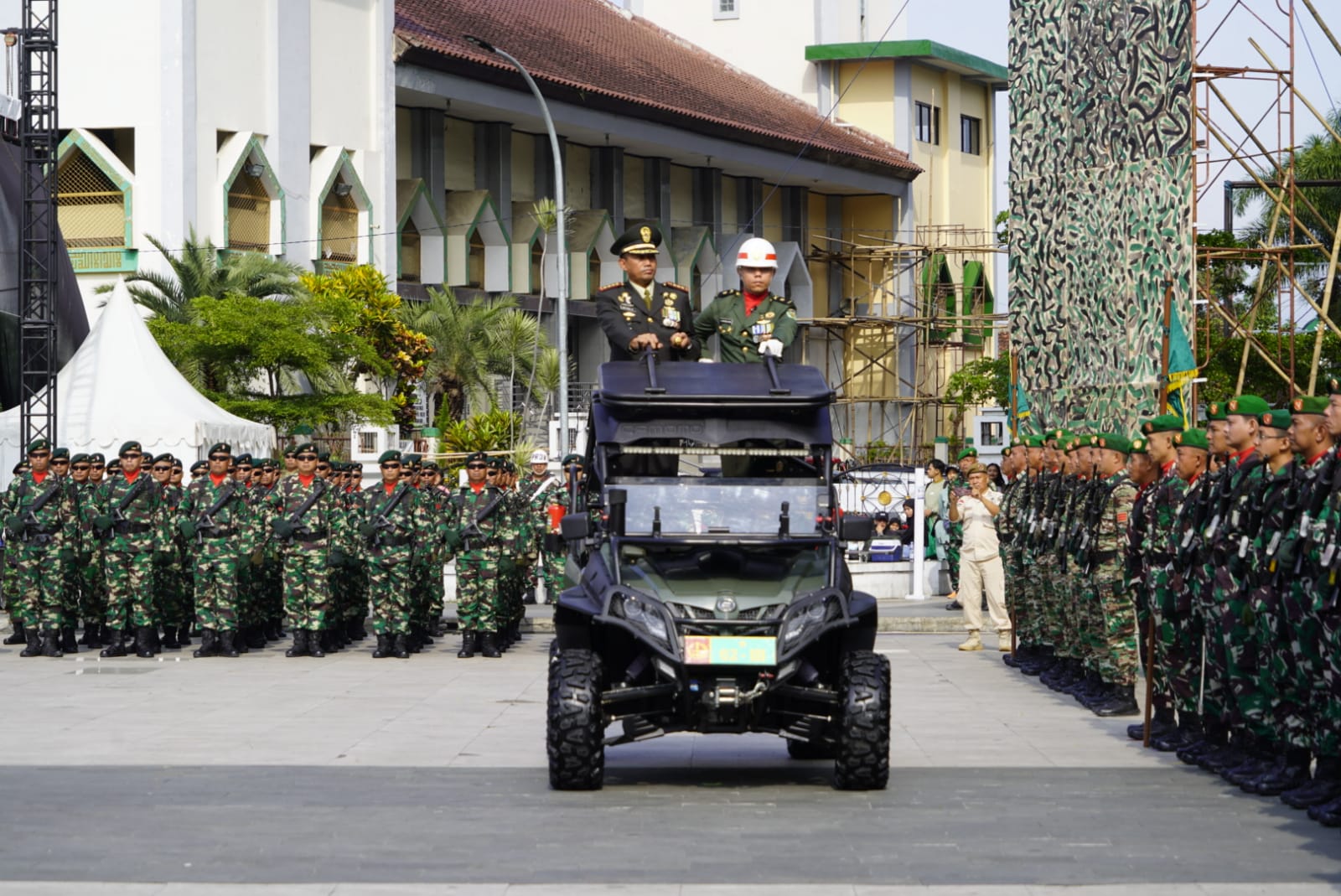 Pimpin Upacara Peringatan HUT ke 79 TNI Danrem 062/Tn : ''Jadilah TNI Modern Bersama Rakyat Siap Mengawal Suksesi Kepemimpinan Nasional Untuk Indonesia Maju''