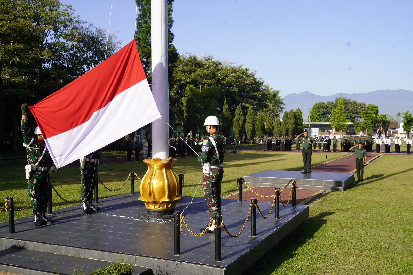 Dandenkesyah 03.04.02 Garut Pimpin Upacara Bendera 17- an Bulan Oktober 2024