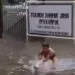 Viral Video Bikin Ngakak Seorang Pria Naik Babi Untuk Terobos Banjir di Cengkareng, Jakbar