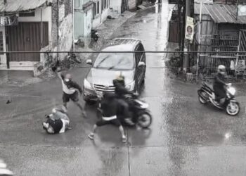 Pembacokan Tukang Parkir di Bojongsoang Bandung (Facebook/Saepudin Vlogger)