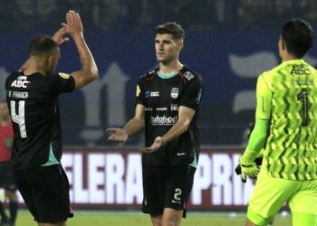 Duh Persib Bandung Kehilangan Bek Tangguh Saat Jamu Madura United Akhir Pekan Nanti, Nick dan Gustavo Absen?