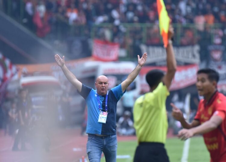 Pelatih PERSIB Beberkan Alasan Timnya Gagal Kalahkan Persija (persib.co.id)