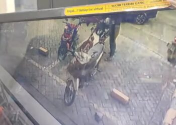 Pencurian Honda CRF di Indomaret Gambirono Jember Terekam CCTV (Facebook/Agus Sanjaya)