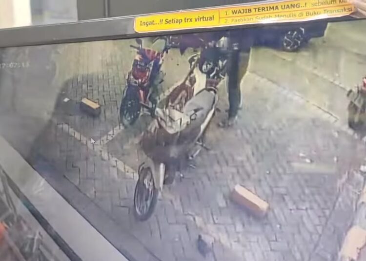 Pencurian Honda CRF di Indomaret Gambirono Jember Terekam CCTV (Facebook/Agus Sanjaya)