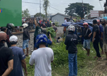 Truk Tanpa Muatan Ditabrak Kereta Api di Baratan Jember (Facebook Info Warga Jember Official)