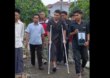 Video Rahmat Irianto Gunakan Kruk Hadiri Pemakaman Sang Ayah Bejo Sugiantoro, Menangis Saat Kumandangkan Adzan