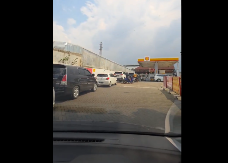 Viral Video SPBU Shell Jadi Ngantri Imbas Pertamax Disebut Oplosan