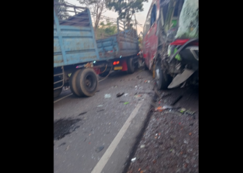 Truk Gandeng Tabrak Bus Gunung Harta di Jember (Facebook/Ackyu Chueyo)