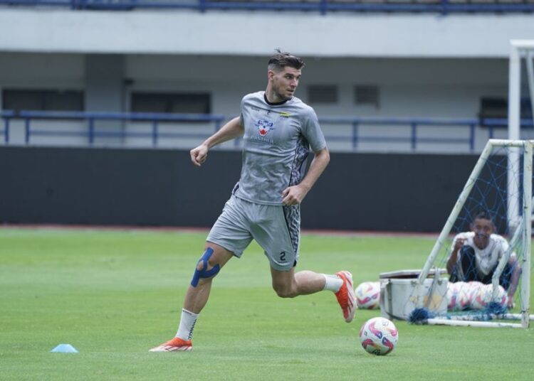 Kabar Baik Untuk Bobotoh, Duo Bek Tangguh Persib Siap Tempur Lawan Persebaya !