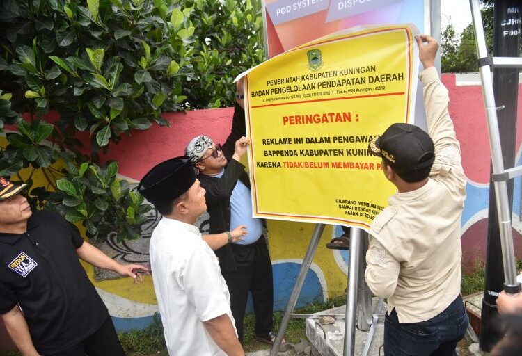 Lima Reklame di Kuningan Dibongkar karena Tak Bayar Pajak