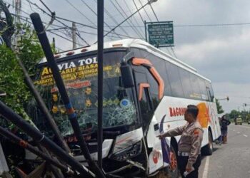 KECELAKAAN Bus Bagong Tabrak Mobil di Tulungagung (Facebook)
