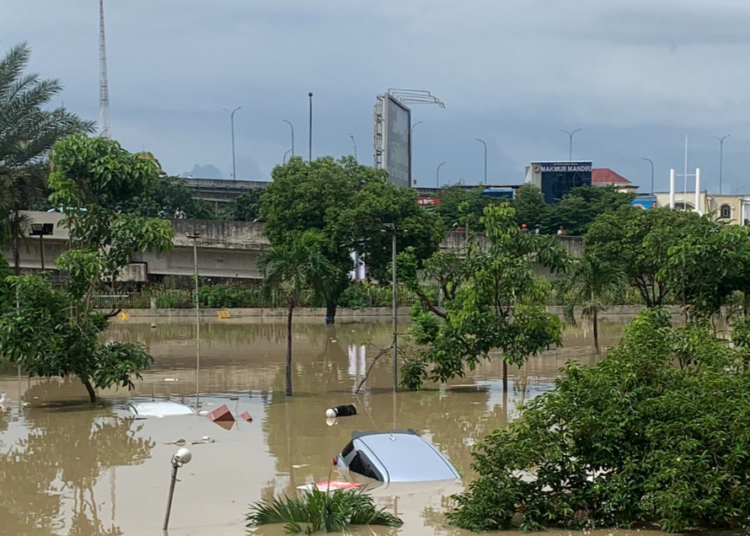 Penyebab Banjir yang Buat Bekasi Lumpuh Disebut Kiriman Dari Bogor, Mal Mega Bekasi Terendam !