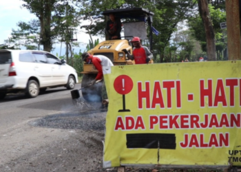 Jalan Rusak Bergelombang di Pertigaan Ajung Jember (jatengprov.go.id)