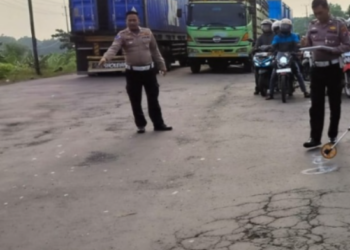 Seorang Balita Tewas! Kecelakaan Truk Serempet Motor di Bangil Pasuruan