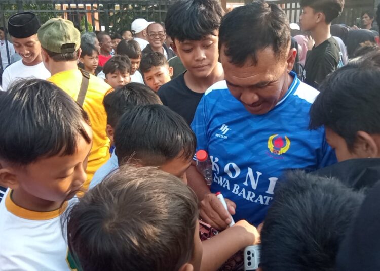 Ribuan Warga Tasikmalaya Antusias Saksikan Aksi Pemain Persib Legend