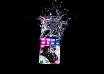 Jangan Panik! Ini 3 Cara Memperbaiki Hp Kemasukan Air