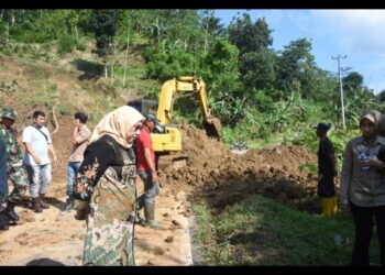 Jalan Cipasung-Subang, Kuningan Terputus Akibat Longsor