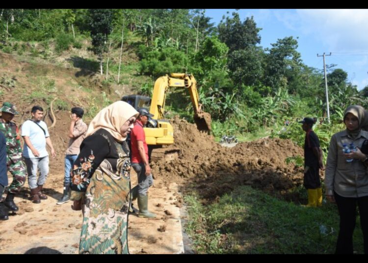 Jalan Cipasung-Subang, Kuningan Terputus Akibat Longsor