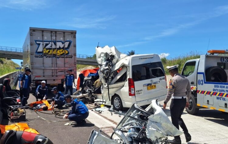 Kabar Duka, Sopir Travel Bhineka Sangkuriang Diduga Ngantuk, Tabrak Truk 3 Tewas