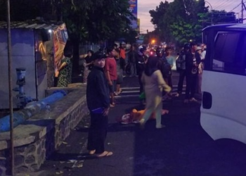 Lansia Tergeletak Usai Tertabrak Mobil di Sumberpucung Malang (Istimewa)