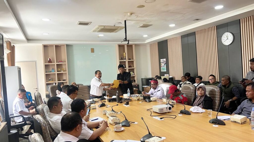Ketua Komisi II DPRD Kota Bandung, H. Aries Supriyatna, S.H., M.H., menerima audiensi dari Aliansi Solidaritas (Peduli Pedagang Tradisional), di Ruang Komisi II DPRD Kota Bandung, Rabu, 26 Februari 2025.