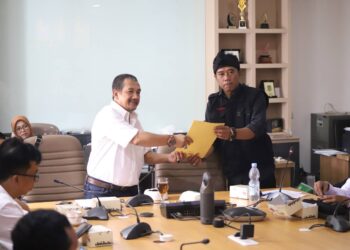 Ketua Komisi II DPRD Kota Bandung, H. Aries Supriyatna, S.H., M.H., menerima audiensi dari Aliansi Solidaritas (Peduli Pedagang Tradisional), di Ruang Komisi II DPRD Kota Bandung, Rabu, 26 Februari 2025.