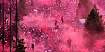 Tragedi di Parade Juara: Mobil Tabrak Pendukung Liverpool, Dilaporkan 47 Orang Terluka
