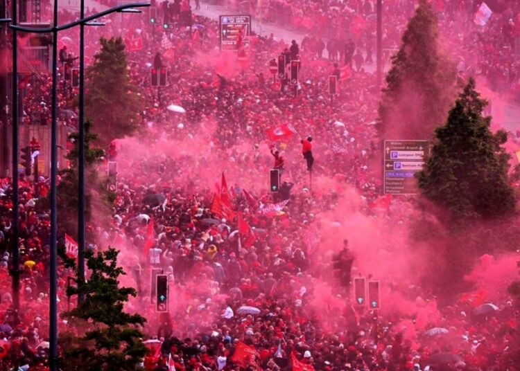 Tragedi di Parade Juara: Mobil Tabrak Pendukung Liverpool, Dilaporkan 47 Orang Terluka