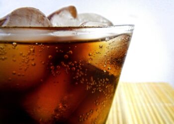 Harus Tahu! Ini Bahaya Terlalu Banyak Minum Soda, Apa Saja?