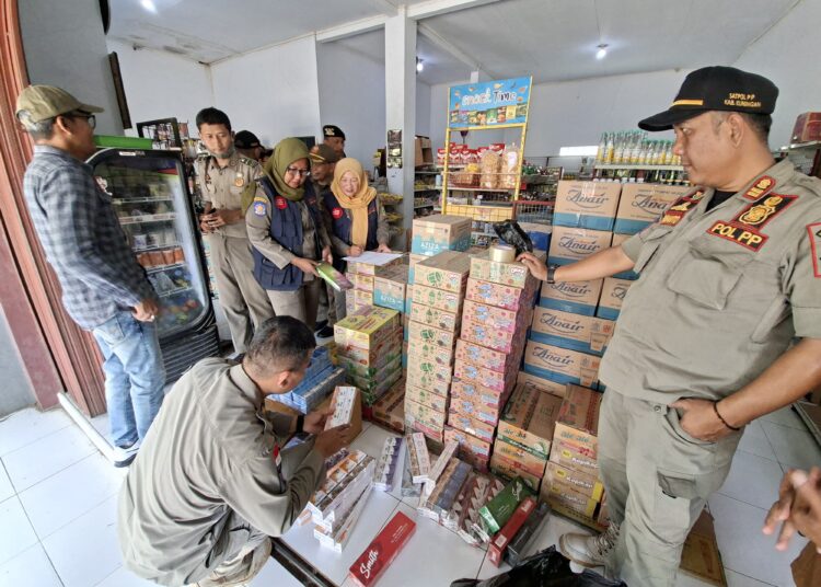 Petugas Sita Ribuan Bungkus Rokok Ilegal dari Sejumlah Toko di Kuningan