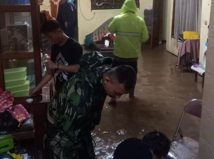 Sungai Cipacing Garut Meluap Rendam Permukiman, Petugas Lakukan Evakuasi Warga