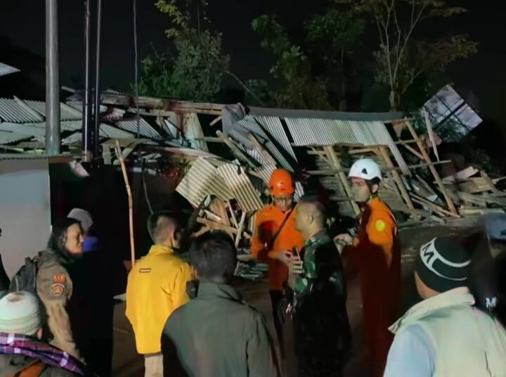Longsor di Nagreg Kendan Timpa Kantor Desa dan 1 Rumah, 3 Orang Luka, 1 Di Antaranya Linmas