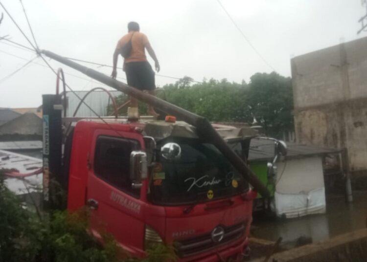 Truk Tronton Pengangkut Alat Berat Terjun ke Kolam Ikan di Tasikmalaya, Ini Kronologinya