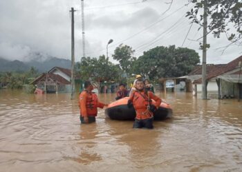 Banjir Terjang Desa Tanjungsari Tasikmalaya, 4 Kampung Terendam, Tim SAR Lakukan Evakuasi