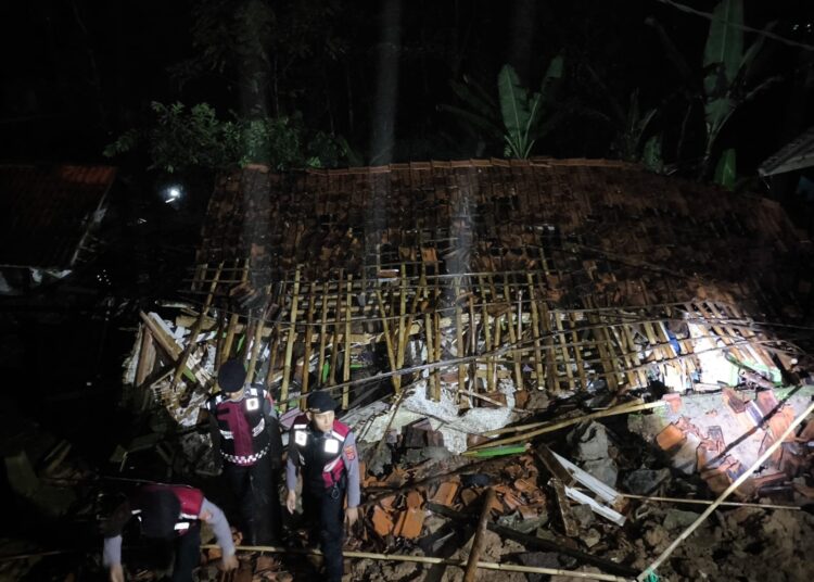 Longsor Terjang Desa Tanjungsari Tasikmalaya, 4 Rumah Ambruk dan 9 Rumah Lainnya Terancam