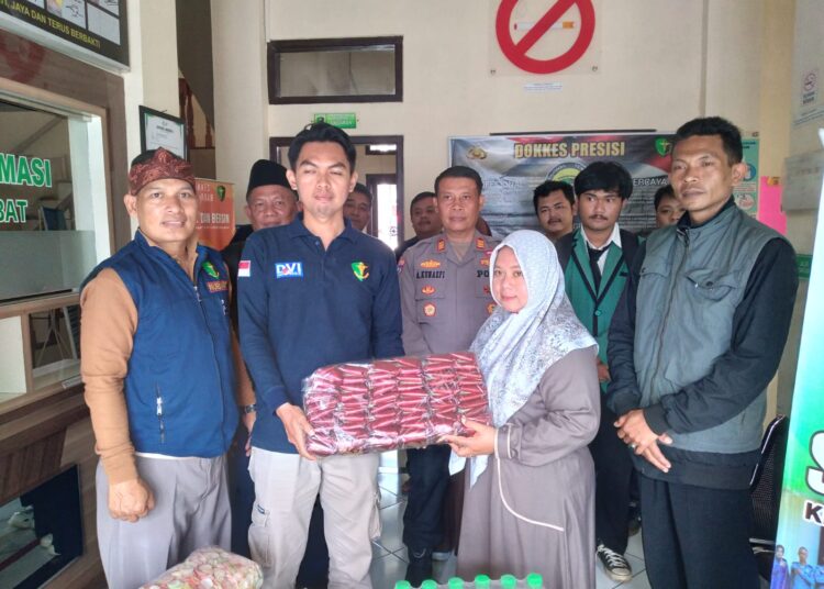 Kasat Binmas dan Sie Dokkes Polres Garut Salurkan Bantuan Sembako Bagi Anak Yatim