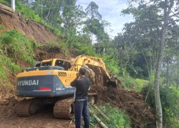 Longsor Tutup Akses Jalan Penghubung 2 Desa di Kecamatan Sukahening Tasikmalaya