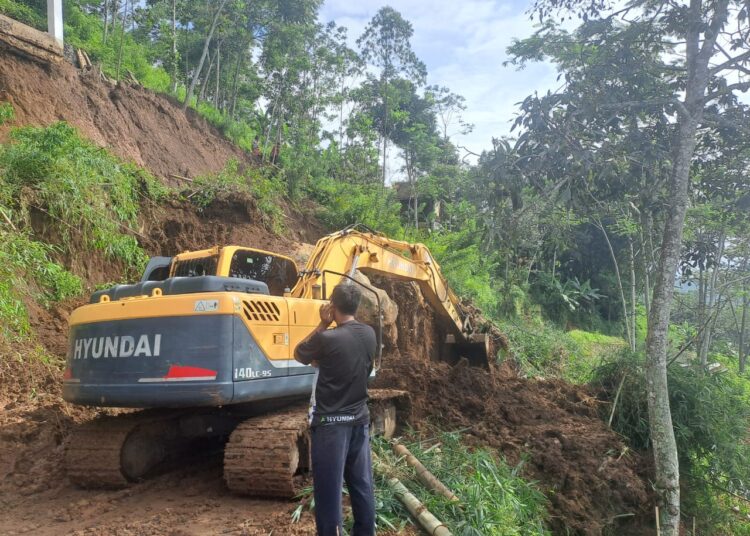 Longsor Tutup Akses Jalan Penghubung 2 Desa di Kecamatan Sukahening Tasikmalaya