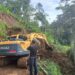 Longsor Tutup Akses Jalan Penghubung 2 Desa di Kecamatan Sukahening Tasikmalaya