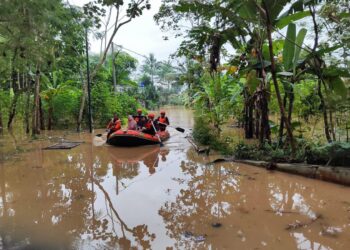 Tim SAR Gabungan Evakuasi Warga Terdampak Banjir di Desa Tanjungsari Tasikmalaya